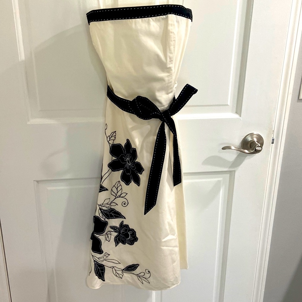 White House Black Market cream and black dress. Size 0